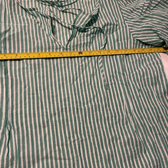 Cute lightweight summer top. Seersucker fluted sleeve top with tie at neckline. - Picture 4 of 5